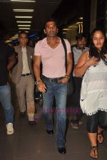 Sunil Shetty snapped in Mumbai Airport on 29th July 2011 (22).JPG